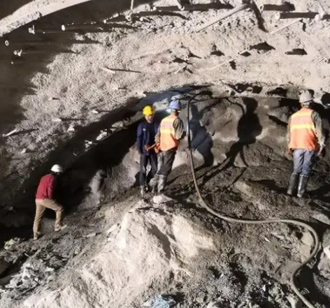 饶河拱顶带模注浆料的施工流程及注意事项